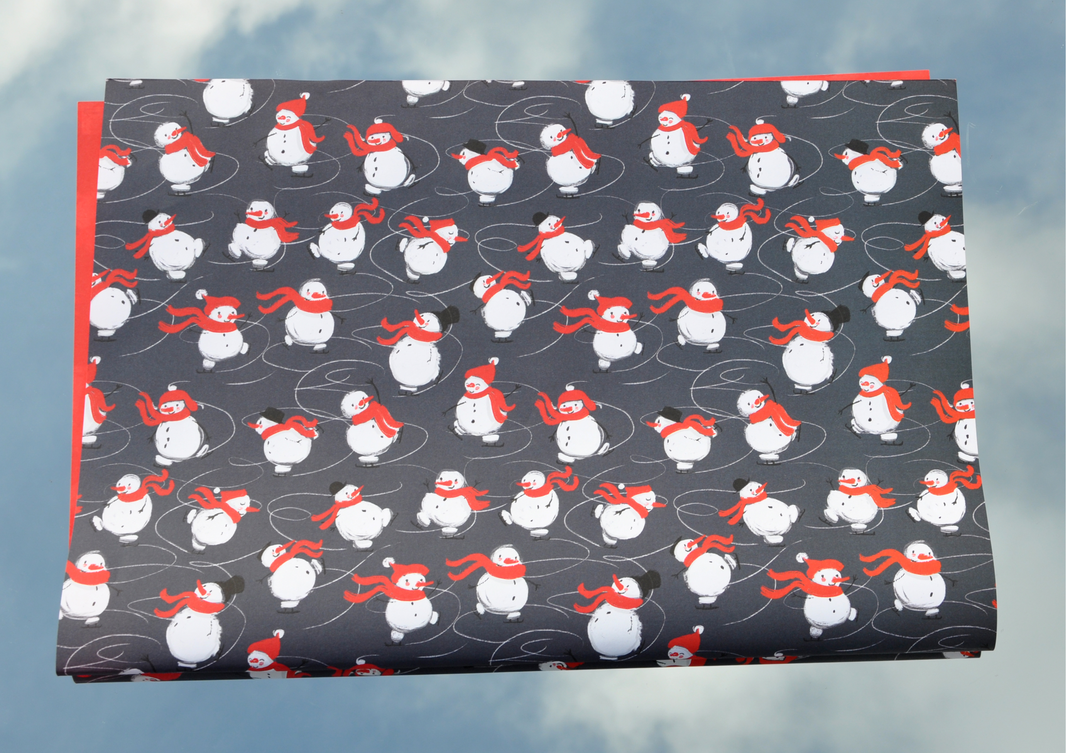 Schneemänner auf Schlittschuhen - Geschenkpapier