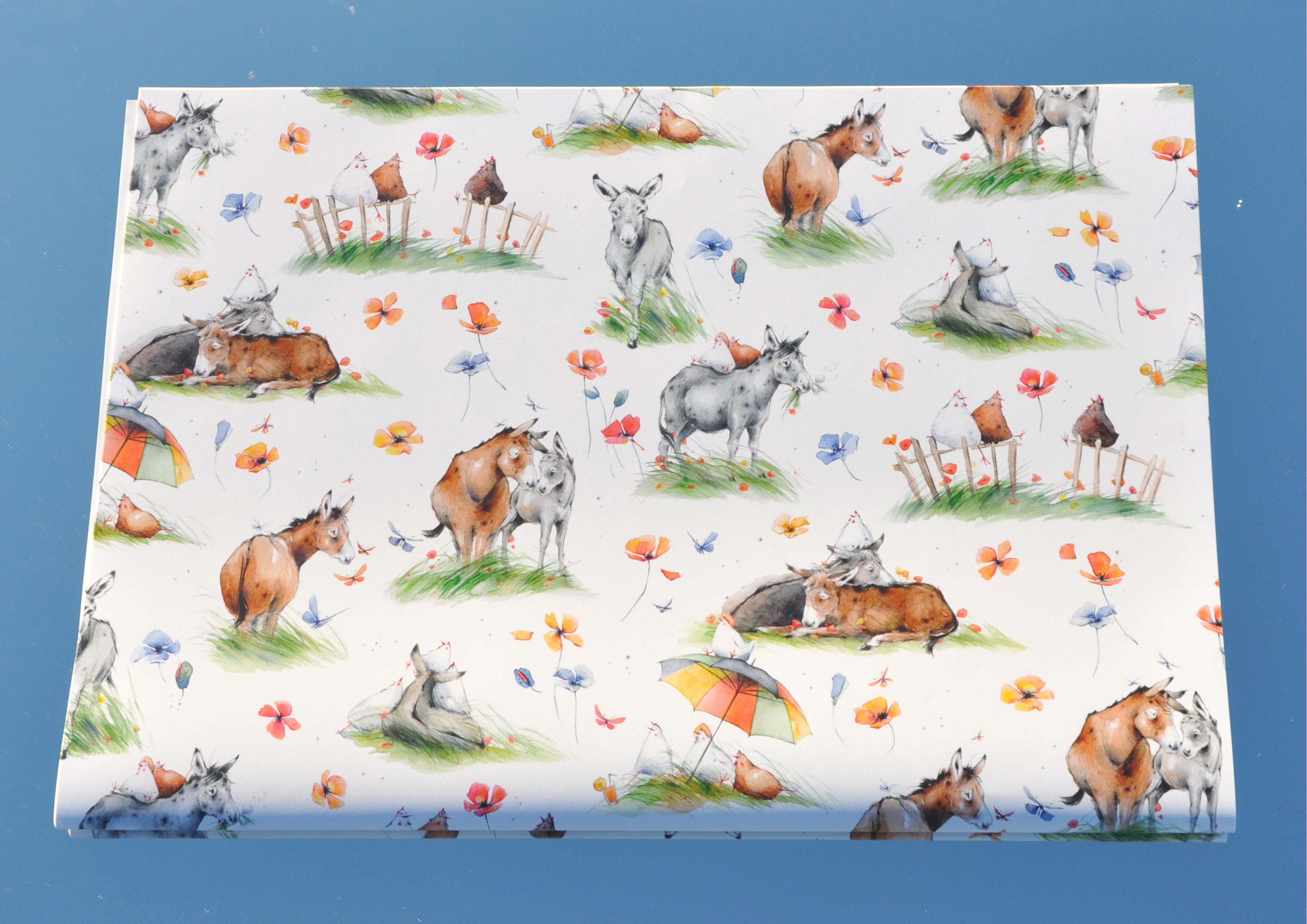 Glückliche Esel und Hühner / Kuschelfreunde - Geschenkpapier