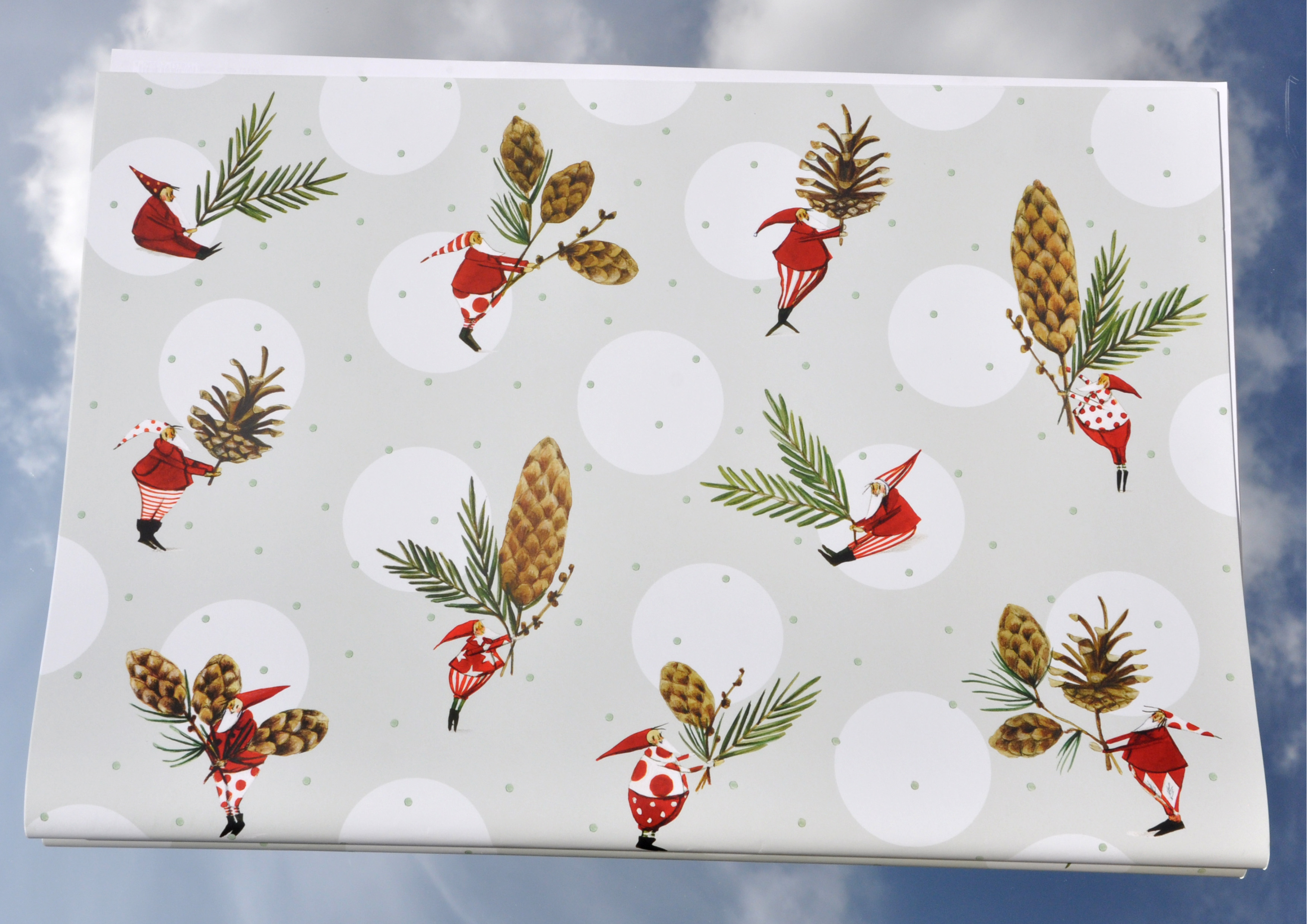 Weihnachtswichtel mit Tannenzapfen - Geschenkpapier