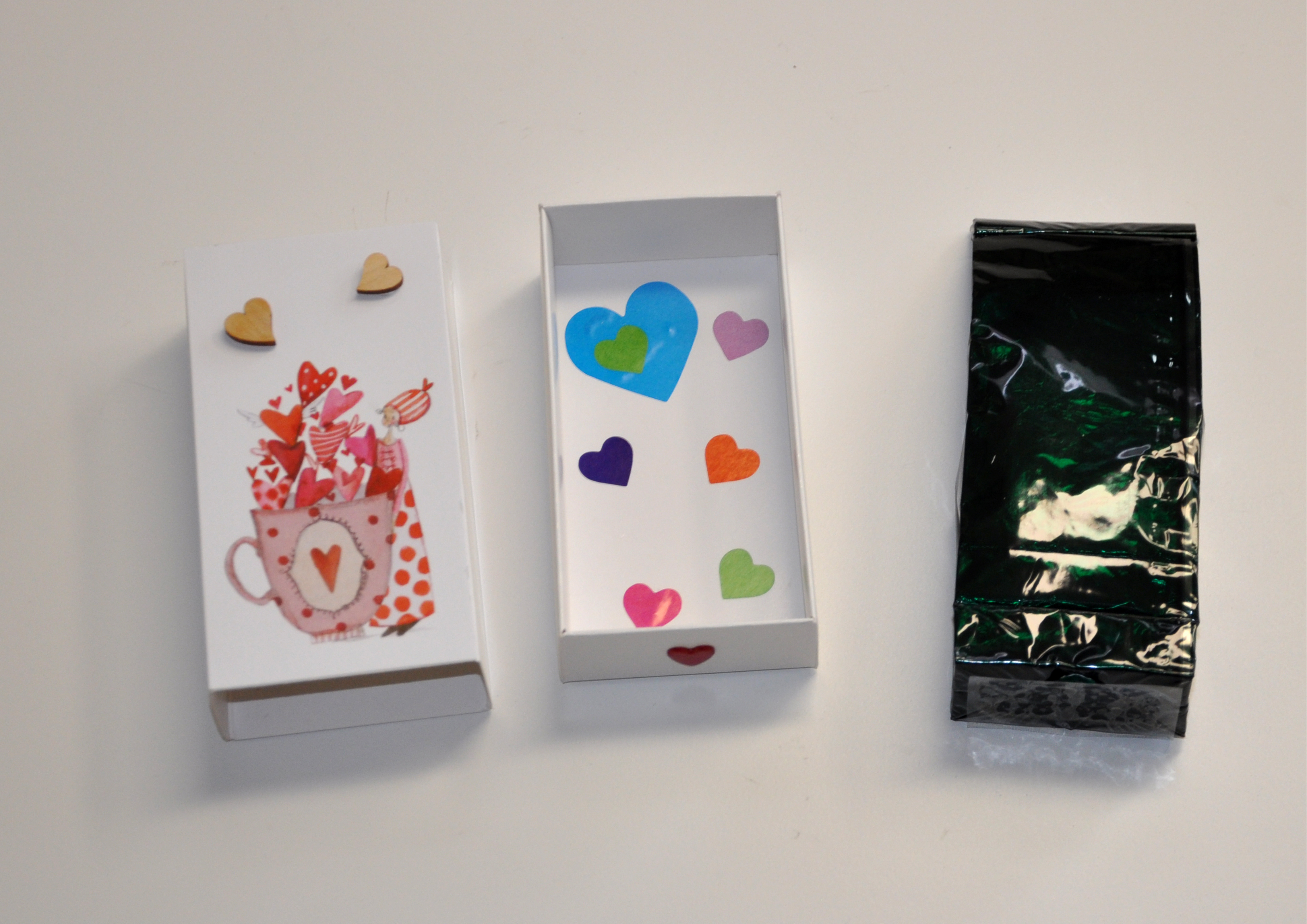 Geschenkschachtel HERZLICH mit 50g Früchtetee Herzkirsche- Teegeschenk 