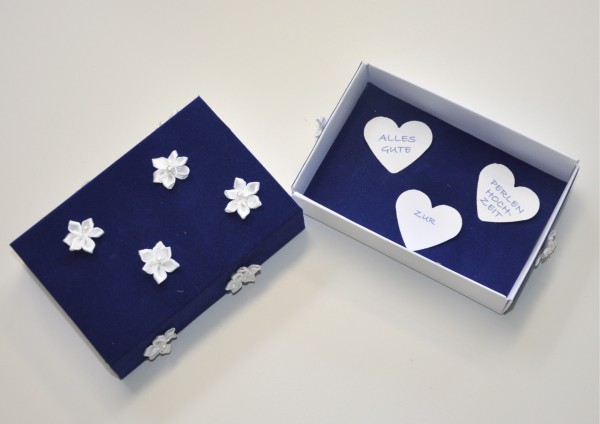 30. Hochzeitstag - Perlenhochzeit - Geschenkschachtel - blauer Samt mit Blumen