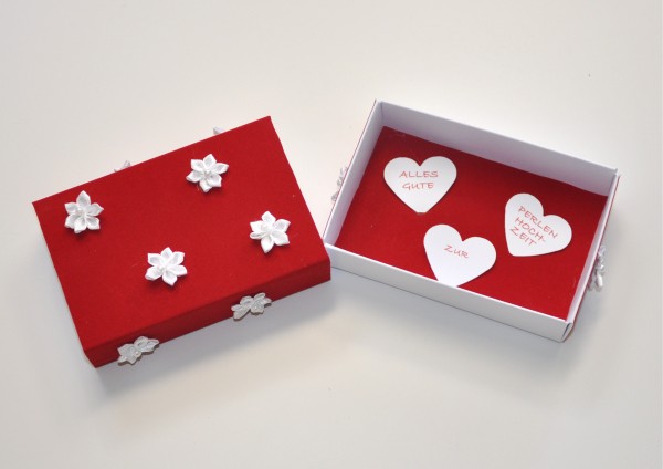 30. Hochzeitstag - Perlenhochzeit - Geschenkschachtel - roter Samt mit Blumen