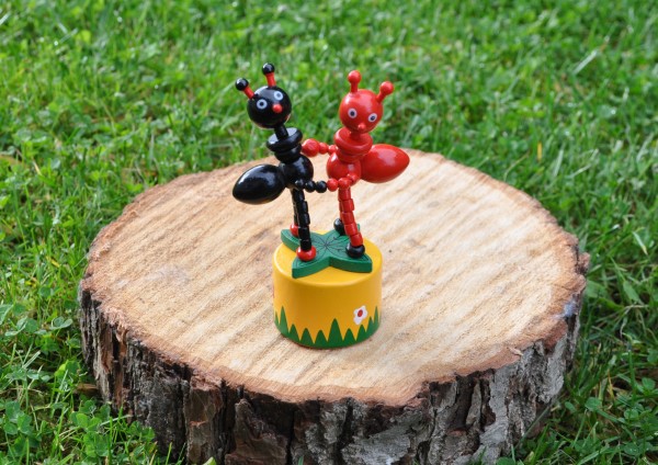 tanzende Ameisen - Drückfigur aus Holz