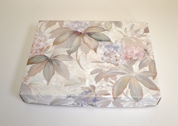 Helle Blumen mit silbernem Glanzeffekt - Geschenkschachtel mit Deckel