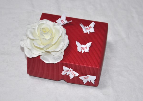 Geschenkschachtel zum Muttertag - ROT mit Weißer Rose