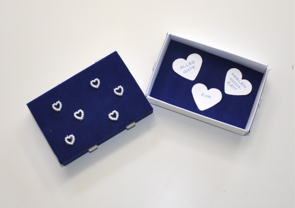 30. Hochzeitstag - Perlenhochzeit - Geschenkschachtel - blauer Samt mit Herzen